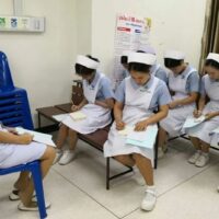 In den staatlichen Krankenhäusern Thailands zeichnet sich ein besorgniserregender Trend ab: Jedes Jahr kündigen bis zu 7.000 Krankenschwestern aufgrund hoher Arbeitsbelastung und unzureichender Überstundenvergütung. Dies trotz eines jährlichen Zustroms von 10.000 neuen Absolventen der Krankenpflege, so die Krankenpflegegewerkschaft und Nurses Connect.
