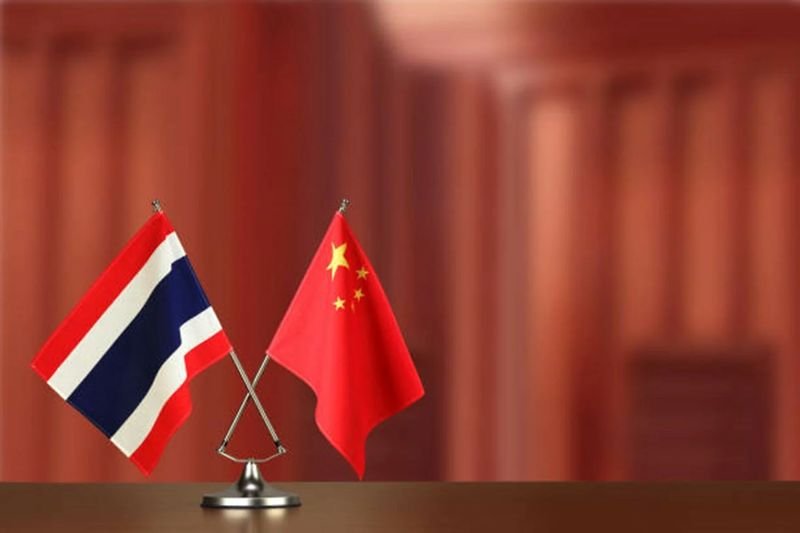 China brachte seine Bereitschaft zum Ausdruck, die militärische Zusammenarbeit mit Thailand zu verstärken, um die Stabilität in der Region aufrechtzuerhalten. Für das kommende Jahr haben die beiden Nationen eine Reihe gemeinsamer Militärübungen geplant. China brachte seine Bereitschaft zum Ausdruck, die militärische Zusammenarbeit mit Thailand zu verstärken, um die Stabilität in der Region aufrechtzuerhalten. Für das kommende Jahr haben die beiden Nationen eine Reihe gemeinsamer Militärübungen geplant.