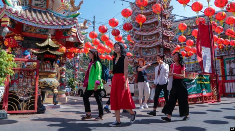 Die Angst, von touristischen Betrügereien betrogen zu werden, bereitet potenziellen chinesischen Touristen größere Sorgen als Thailands politische Unklarheit, rät der Verband thailändischer Reisebüros (Atta). Angesichts einer schleppenden wirtschaftlichen Erholung auf dem Festland könnte der chinesische Tourismusmarkt leicht beeinträchtigt werden. Die Angst, von touristischen Betrügereien betrogen zu werden, bereitet potenziellen chinesischen Touristen größere Sorgen als Thailands politische Unklarheit, rät der Verband thailändischer Reisebüros (Atta). Angesichts einer schleppenden wirtschaftlichen Erholung auf dem Festland könnte der chinesische Tourismusmarkt leicht beeinträchtigt werden.