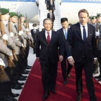 Der chinesische Ministerpräsident Li Qiang trifft am 18. Juni 2023 am Flughafen Berlin Brandenburg in Berlin ein. Auf Einladung von Bundeskanzler Olaf Scholz kam Li zur siebten zwischenstaatlichen Konsultation zwischen China und Deutschland und einem offiziellen Besuch nach Deutschland. Ehrengarden flankierten den roten Teppich und Vertreter der deutschen Regierung warteten am Flughafen, um ihn zu begrüßen.