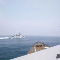 Das Manövrieren eines chinesischen Kriegsschiffs in der Taiwanstraße am Samstag, nur wenige Tage nachdem ein Jet der chinesischen Luftwaffe einem US-Flugzeug gefährlich nahe gekommen war, sei „unsicher und unprofessionell“ gewesen, sagte ein hochrangiger Beamter des Nationalen Sicherheitsrats gestern am Montag.