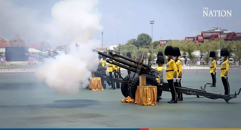 Thailands Streitkräfte feierten am Samstag (3. Juni) den Geburtstag Ihrer Majestät Königin Suthida Bajrasudhabimalalakshana mit 21 Salutschüssen.
Das 1. Feldartillerie Regiment der Königlich-Thailändischen Armee, die Königsgarde, führte die Zeremonie auf dem königlichen Gelände von Sanam Luang neben dem Großen Palast durch.