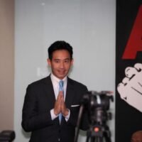 Neue Entwicklungen im iTV Anteilsfall machen es schwieriger vorherzusagen, ob der MFP Chef Pita Limjaroenrat unbeschadet daraus hervorgehen wird. Außerdem wurde Herr Pita dafür kritisiert, dass er sich wie ein Premierminister verhielt, bevor er tatsächlich einer wurde.