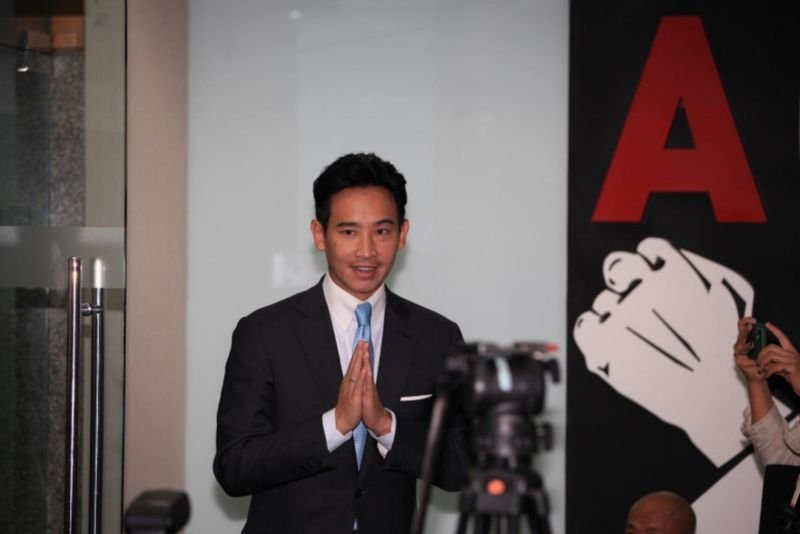 Neue Entwicklungen im iTV Anteilsfall machen es schwieriger vorherzusagen, ob der MFP Chef Pita Limjaroenrat unbeschadet daraus hervorgehen wird. Außerdem wurde Herr Pita dafür kritisiert, dass er sich wie ein Premierminister verhielt, bevor er tatsächlich einer wurde. Neue Entwicklungen im iTV Anteilsfall machen es schwieriger vorherzusagen, ob der MFP Chef Pita Limjaroenrat unbeschadet daraus hervorgehen wird. Außerdem wurde Herr Pita dafür kritisiert, dass er sich wie ein Premierminister verhielt, bevor er tatsächlich einer wurde.