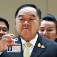 Der stellvertretende Premierminister Prawit Wongsuwon verzieht am Dienstag das Gesicht, nachdem er von Kameraleuten im Parlament dazu beschlossen wurde, wo er sich als neu gewählter Listenabgeordneter der Palang Pracharath-Partei registrieren ließ, deren Vorsitzender er auch ist. (Foto: Nutthawat Wichieanbut)