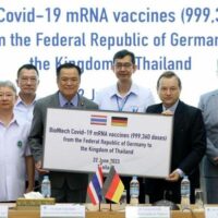 Deutschland hat dem thailändischen Gesundheitsministerium eine Impfstoffspende in Höhe von fast einer Million Dosen des bivalenten Covid-19 Impfstoffs geleistet und plant, diesen beträchtlichen Vorrat in den kommenden Wochen an thailändische Krankenhäuser zu verteilen.