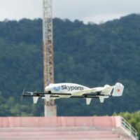 Die 17 Kilogramm schwere Drohne von Skyports Swoop Aero liefert gestern Medikamente an ein abgelegenes Krankenhaus in Satun. Das Projekt wurde vom Gesundheitsministerium ins Leben gerufen, um der Öffentlichkeit besser zugängliche medizinische Dienste bereitzustellen. (Foto: Gesundheitsministerium)