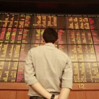 Die innenpolitischen Unsicherheiten belasten weiterhin den thailändischen Aktienmarkt, wobei der Stock Exchange of Thailand (SET)-Index gestern weiter abrutschte und dabei die Pause bei den US-Zinserhöhungen und die erneute Zinssenkung Pekings ignorierte.