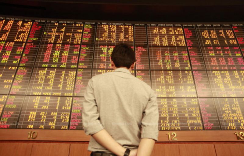 Die innenpolitischen Unsicherheiten belasten weiterhin den thailändischen Aktienmarkt, wobei der Stock Exchange of Thailand (SET)-Index gestern weiter abrutschte und dabei die Pause bei den US-Zinserhöhungen und die erneute Zinssenkung Pekings ignorierte. Die innenpolitischen Unsicherheiten belasten weiterhin den thailändischen Aktienmarkt, wobei der Stock Exchange of Thailand (SET)-Index gestern weiter abrutschte und dabei die Pause bei den US-Zinserhöhungen und die erneute Zinssenkung Pekings ignorierte.
