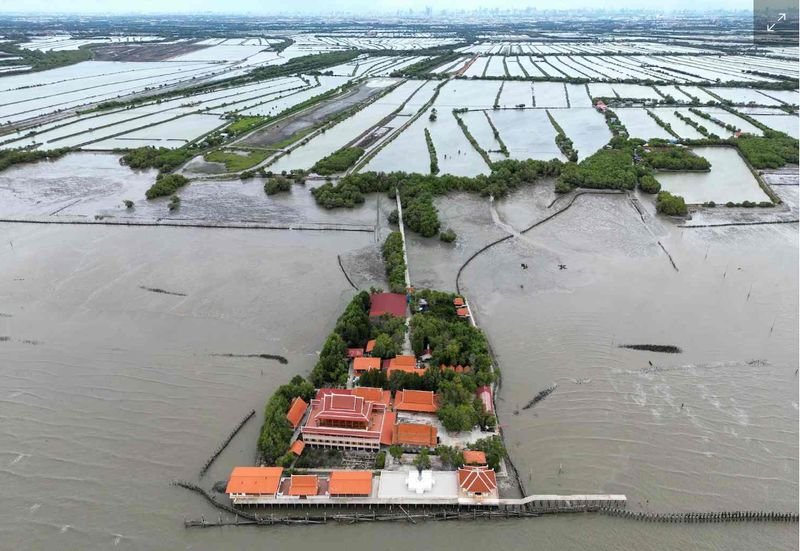 Ungefähr 200 Menschen klammern sich im Dorf fest, um einen Vorgeschmack darauf zu bekommen, was die Zukunft für unzählige Küstengemeinden auf der ganzen Welt bereithalten könnte, wenn der Klimawandel Gletscher und Eisschilde schmelzen lässt und den Meeresspiegel weiter ansteigen lässt.