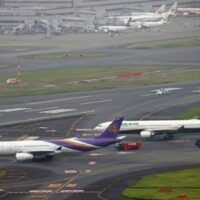Einige Flüge hatten am Samstag am Tokioter Flughafen Haneda Verspätung, nachdem offenbar zwei Flugzeuge am Boden in der Nähe einer Rollbahn kollidiert waren, berichtete der öffentlich-rechtliche Sender NHK unter Berufung auf das japanische Verkehrsministerium.