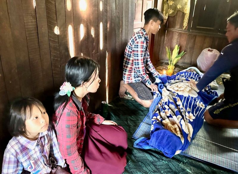 Der Konflikt im Kayah-Staat in Myanmar hat zu einem Anstieg von Flüchtlingen geführt, die in Thailand Schutz suchen. Provinzgouverneurin Chettha Mosikkharat bestätigte, dass die thailändischen Behörden insgesamt 3.342 Flüchtlinge gerettet haben, die vor dem Grenzkrieg geflohen waren. Der Konflikt im Kayah-Staat in Myanmar hat zu einem Anstieg von Flüchtlingen geführt, die in Thailand Schutz suchen. Provinzgouverneurin Chettha Mosikkharat bestätigte, dass die thailändischen Behörden insgesamt 3.342 Flüchtlinge gerettet haben, die vor dem Grenzkrieg geflohen waren.