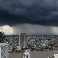 Anschwellende Niederschläge in ganz Thailand, ausgelöst durch die zunehmende Stärke des Monsuns in Verbindung mit einem Gebiet mit niedrigem Luftdruck, haben das thailändische Wetteramt (TMD) dazu veranlasst, zu warnen, dass 47 Provinzen potenziell gefährlichen Situationen ausgesetzt sein könnten. Es wird prognostiziert, dass es in den nächsten 24 Stunden in 60 % der Gebiete zu heftigen Regenfällen kommen wird
