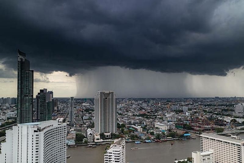 Anschwellende Niederschläge in ganz Thailand, ausgelöst durch die zunehmende Stärke des Monsuns in Verbindung mit einem Gebiet mit niedrigem Luftdruck, haben das thailändische Wetteramt (TMD) dazu veranlasst, zu warnen, dass 47 Provinzen potenziell gefährlichen Situationen ausgesetzt sein könnten. Es wird prognostiziert, dass es in den nächsten 24 Stunden in 60 % der Gebiete zu heftigen Regenfällen kommen wird