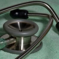 Jedes Jahr verlassen Hunderte von Ärzten den öffentlichen Sektor, nachdem sie unter enormer Arbeitsbelastung für relativ niedrige Gehälter und kaum Aussicht auf Beförderung gekämpft haben. Die Zahl der Austritte aus dem öffentlichen Gesundheitsdienst ist beträchtlich, wenn man bedenkt, dass das Gesundheitsministerium nur 24.469 Ärzte beschäftigt. Im letzten Jahrzehnt haben jedes Jahr etwa 450 Ärzte das Unternehmen verlassen und mindestens 150 sind aus dem öffentlichen Dienst ausgeschieden.