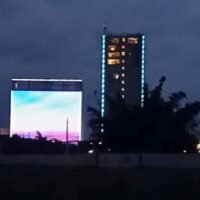 Normale Haushalte in Myawaddy wurden von der Entscheidung, die Stromversorgung über die Grenze zu Thailand zu unterbrechen, schwer getroffen, aber große chinesische Investoren sind davon nicht betroffen, ihre riesigen Komplexe sind nachts wie gewohnt hell erleuchtet.