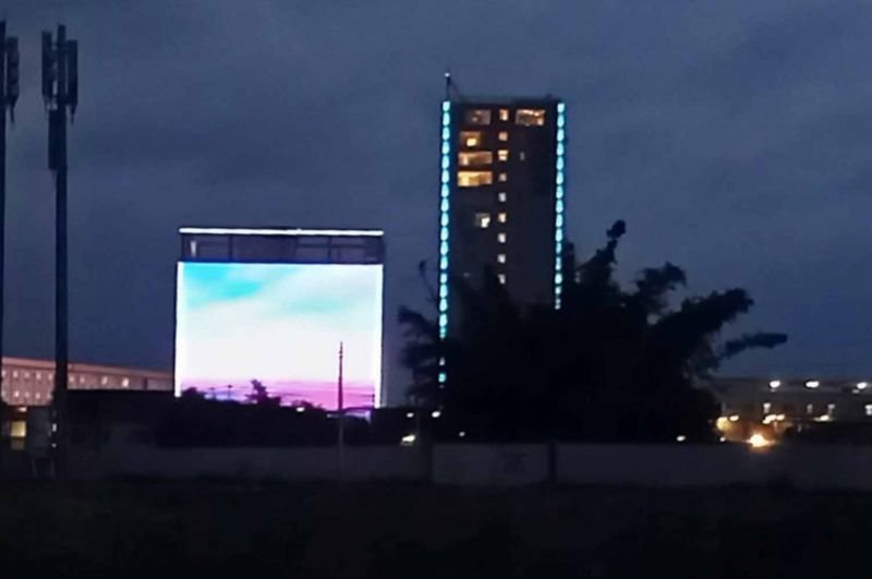 Normale Haushalte in Myawaddy wurden von der Entscheidung, die Stromversorgung über die Grenze zu Thailand zu unterbrechen, schwer getroffen, aber große chinesische Investoren sind davon nicht betroffen, ihre riesigen Komplexe sind nachts wie gewohnt hell erleuchtet. Normale Haushalte in Myawaddy wurden von der Entscheidung, die Stromversorgung über die Grenze zu Thailand zu unterbrechen, schwer getroffen, aber große chinesische Investoren sind davon nicht betroffen, ihre riesigen Komplexe sind nachts wie gewohnt hell erleuchtet.