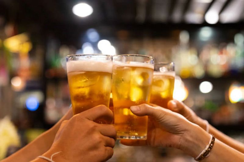 Die Hoffnungen kleiner Brauereien und lokaler Brennereien in Thailand sind groß, da die Move Forward Partei (MFP) eine Liberalisierung der Alkoholindustrie anstrebt. Die derzeit stark monopolisierte Branche macht es kleinen Unternehmen aufgrund strenger Gesetze und Vorschriften zur Kontrolle von Produktion und Einzelhandel schwer, erfolgreich zu sein.