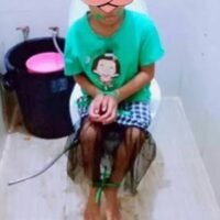 Ein aktueller Skandal im Saraburi Welfare Home for Children hat die Frage aufgeworfen, ob gefährdete Kinder in den Händen staatlicher Institutionen sicher sind. Es gibt Hinweise darauf, dass junge Mädchen in der Anstalt als Strafe für Bettnässen und kleinere Vergehen wie Diebstahl mit gefesselten Händen und Beinen in einer Toilette eingesperrt wurden. Eine Psychologin im Sozialheim beschloss schließlich, die Anzeige zu erstatten, weil sie die unmenschliche Behandlung schutzbedürftiger Kinder nicht länger ertragen konnte.