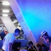 Eine 35-jährige Österreicherin erlitt schwere Verletzungen, als sie aus dem zweiten Stock des Passagiergebäudes des Flughafens Suvarnabhumi in Bangkok stürzte. Zeugen sahen, wie die Frau selbst über den Zaun kletterte, bevor sie auf der äußeren Fahrspur zu Boden fiel.