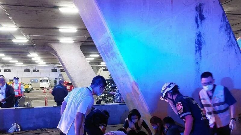 Eine 35-jährige Österreicherin erlitt schwere Verletzungen, als sie aus dem zweiten Stock des Passagiergebäudes des Flughafens Suvarnabhumi in Bangkok stürzte. Zeugen sahen, wie die Frau selbst über den Zaun kletterte, bevor sie auf der äußeren Fahrspur zu Boden fiel. Eine 35-jährige Österreicherin erlitt schwere Verletzungen, als sie aus dem zweiten Stock des Passagiergebäudes des Flughafens Suvarnabhumi in Bangkok stürzte. Zeugen sahen, wie die Frau selbst über den Zaun kletterte, bevor sie auf der äußeren Fahrspur zu Boden fiel.