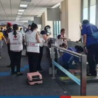 Einer Passagierin wurde heute früh das linke Bein amputiert, nachdem sie in einem Laufband am Don Mueang International Airport steckengeblieben war. Sie wurde zur Behandlung ins Bhumibol Adulyadej Krankenhaus gebracht , nachdem ein medizinisches Team am Flughafen eine Notfallamputation ihres linken Beins durchgeführt hatte.