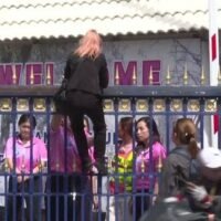 Die Rebellenschülerin „Yok“ beharrt darauf, dass sie gegen die Schulvorschriften verstößt, weil diese „ungewöhnlich“ sind, und dass sie sich jetzt eine Veränderung in der thailändischen Gesellschaft wünscht, und fügt hinzu: „Wenn nicht jetzt, wann dann?“