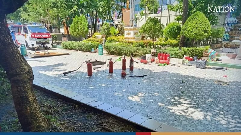 Ein Schüler wurde getötet und fünf weitere wurden verletzt, nachdem am Freitagmorgen während einer Brandschutzübung an der Rajavinit Mathayom Schule im Bangkoker Stadtteil Dusit ein Feuerlöscher explodierte. Die fünf bei der Explosion verletzten Studenten wurden zur Behandlung in die Krankenhäuser Vajira und Klang gebracht.