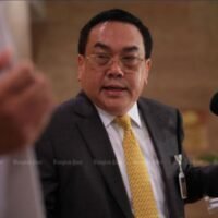 Senator Upakit Pachariyangkun klärt die Vorwürfe des Drogenhandels während einer Pressekonferenz am 17. März. Am Montag nahm der ernannte Senator an einer vorläufigen Anhörung zu einer 100-Millionen-Baht-Verleumdungsklage teil, die er gegen Rangsiman Rome, den Abgeordneten der Move Forward-Partei, eingereicht hatte.