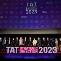 Die thailändische Tourismusbehörde (TAT) schließt sich mit privaten Agenturen zusammen, um thailändische Modedesigner bei der Entwicklung thailändischer Kleidung zu ermutigen und so nachhaltige Tourismustrends zu schaffen.