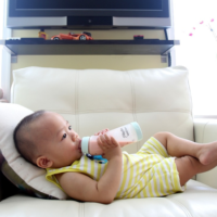 Vollgepackt mit essentiellen Nährstoffen ist Milch ein wesentlicher Bestandteil der Ernährung von Kindern und unterstützt ihr Wachstum. Es enthält Kalzium, das gut für die Zähne und die Knochen ist, und hat laut Experten auch andere gesundheitliche Vorteile, darunter die Stärkung des Immunsystems, die Stärkung der Herzgesundheit und die Verbesserung der Haut.
