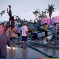 Das Bildungsministerium hat landesweit Kontrollen von Schulgebäuden angeordnet, nachdem am Montagabend bei einem Sturm an der Wat Noen Po Schule in der Provinz Phichit sieben Menschen, darunter vier Schüler, ums Leben kamen, als ein Dach einstürzte. Bei starkem Wind und starkem Regen stürzte das Dach ein und erdrückte viele Schüler, die auf den darunter liegenden offenen Sportplätzen spielten. Achtzehn Menschen – 15 Schüler und drei Erziehungsberechtigte – wurden bei dem Unfall ebenfalls verletzt.