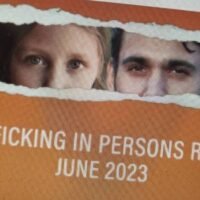 Thailand liegt weiterhin auf Stufe 2 des neuesten Berichts über Menschenhandel (TIP-Bericht 2023), der am Freitag vom US-Außenministerium, zusammen mit anderen 104 der 188 bewerteten Länder und Gebiete weltweit veröffentlicht wurde. Der Bericht bewertet Länder danach, wie gut oder schlecht sie bei der Bekämpfung des Menschenhandels sind, basierend auf dem US Trafficking Victims Protection Act (TVPA).