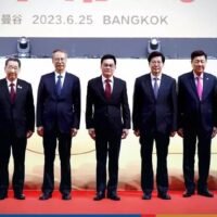 Thailand ist eine globale Handelsnation, die einen stetigen Zustrom ausländischer Investitionen erhält und Freihandelsabkommen mit mehr als 50 Ländern hat, sagte der stellvertretende Premierminister und Handelsminister Jurin Laksanawisit am Sonntag bei der Eröffnungszeremonie des 16. Weltkongresses chinesischer Unternehmer. Der alle zwei Jahre stattfindende Kongress, der erste seit der Pandemie, lockte mehr als 4.000 chinesische Unternehmer aus der ganzen Welt nach Bangkok.