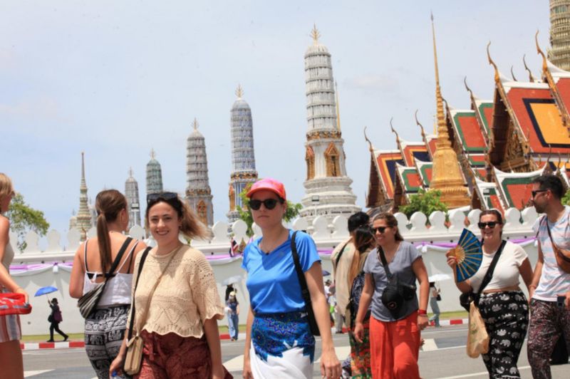 Die Bank of Thailand geht davon aus, dass das BIP-Wachstum ihre Prognose übertreffen wird, da die Wirtschaftspolitik der neuen Regierung neben dem Tourismus- und Konsumwachstum auch die Expansion vorantreibt. Die Bank of Thailand geht davon aus, dass das BIP-Wachstum ihre Prognose übertreffen wird, da die Wirtschaftspolitik der neuen Regierung neben dem Tourismus- und Konsumwachstum auch die Expansion vorantreibt.