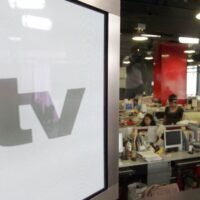 Als es vor rund drei Jahrzehnten konzipiert wurde, stellte iTV eine große Hoffnung dar, denn die Öffentlichkeit wollte damit Fehlinformationen, Verzerrungen und Manipulationen entgegenwirken. Zu dieser Zeit brauchte Thailand einen wirklich „unabhängigen“ Sender, der frei von politischen Einflüssen und Regierungsbefugnissen war, und von der neu gegründeten Fernsehgesellschaft wurde erwartet, dass sie diesem Ruf gerecht wird.