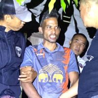 Die Polizei von Krabi verhaftete am Montagabend einen 36-Jährigen, der als Herr Bless Thongtan identifiziert wurde. Er schien zu halluzinieren und teilte ihnen mit, dass Gott ihn angewiesen habe, einen 32-jährigen Nachbarn und Durianbauern zu ermorden. Der Verdächtige sagte der Polizei, er habe Marihuana geraucht, aber auch zwei Methamphetamintabletten eingenommen.