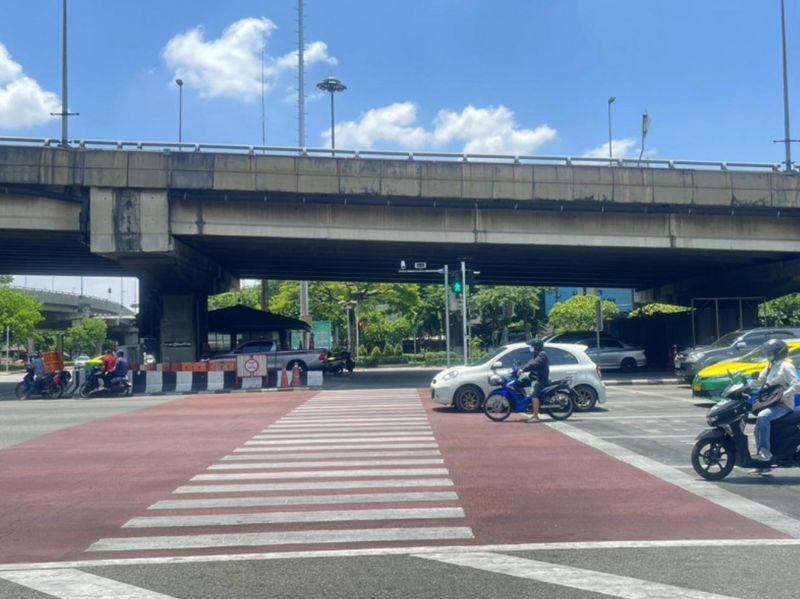 Warten, bis sie an der Reihe sind: Autofahrer müssen Fahrzeuge vor dem Zebrastreifen an der Kreuzung Arun Amarin anhalten. Die Bangkok Metropolitan Administration (BMA) hat ein auf künstlicher Intelligenz basierendes Verkehrswarnsystem installiert, um diejenigen, die den Zebrastreifen blockieren, zum Rückwärtsfahren zu warnen. (Foto: Supoj Wancharoen)