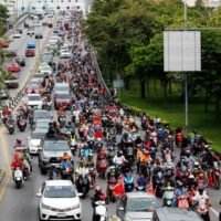 Ungefähr 700 Menschen mit 500 Autos und Motorrädern nahmen am Sonntagnachmittag an einer Kundgebung im Zentrum von Bangkok teil, um den Rücktritt der Senatoren zu fordern, die am Donnerstag letzter Woche nicht für den Premierminister Pita Limjaroenrat von der wahlsiegreichen Move Forward Partei gestimmt hatten.