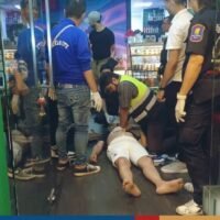 Ein ausländischer Tourist brach am frühen Sonntag in einem Marihuana Café in Pattayas Walking Street zusammen und starb, nachdem er eine Tasse Marihuana Tee getrunken hatte, teilte die Polizei mit. Das Rettungszentrum Sawang Boribun Thamma Sathan wurde um 3.46 Uhr alarmiert, dass ein ausländischer Tourist in einem Ganja Café in der Gemeinde Nong Prue im Bezirk Bang Lamung zusammengebrochen war.