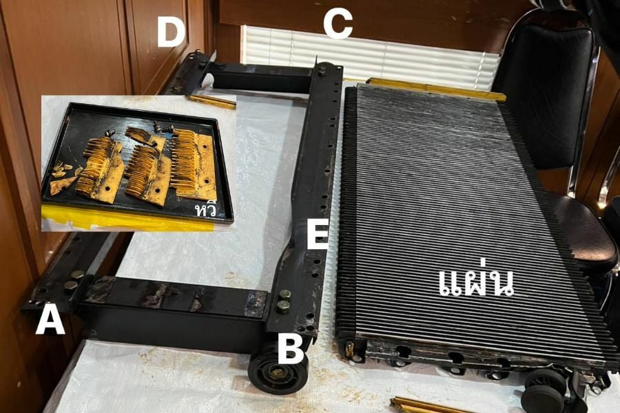 „Wie auf dem Bild zu sehen ist, war die Ursache des Unfalls, dass die Bodenplatte aus der Vierkantschiene fiel, weil drei der vier Bolzen (A, B, C) sie nicht halten konnten. Nur der Bolzen in Position D blieb intakt, als die Platte nach unten rutschte. Das Bein des Passagiers rutschte dann durch die entstandene Lücke“. „Wie auf dem Bild zu sehen ist, war die Ursache des Unfalls, dass die Bodenplatte aus der Vierkantschiene fiel, weil drei der vier Bolzen (A, B, C) sie nicht halten konnten. Nur der Bolzen in Position D blieb intakt, als die Platte nach unten rutschte. Das Bein des Passagiers rutschte dann durch die entstandene Lücke“.