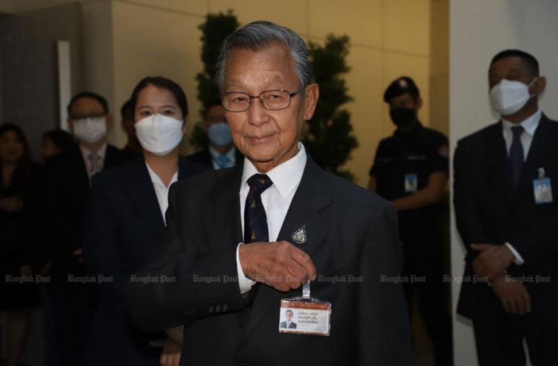 Chuan Leekpai, 85, schneidet seine Abgeordnetenkarte ab, nachdem er sich am 23. Juni im Parlament als neu gewählter Listenabgeordneter der Demokratischen Partei registriert hat. Der frühere Vorsitzende der Demokratischen Partei warnte seine Partei am Donnerstag, dass sie einen gefährlichen Weg beschreiten würde, wenn sie einer Koalitionsregierung voller Leute beitreten würde, von denen er sagte, dass sie auf sogenannte Betrüger hören würden.