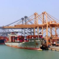 Laut der Federation of Thai Industries (FTI) passen Hersteller in 25 Branchen ihre Produktionspläne nach einem Exportrückgang an, der acht Monate in Folge zu einem Wertverlust geführt hat. Diese Branchen, insbesondere Möbel, Maschinen, Stahl und Eisen sowie Baumaterialien, sind auf die Verkäufe in den USA sowie in europäischen und asiatischen Ländern angewiesen.