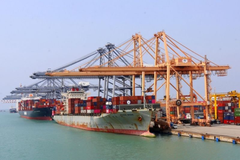 Laut der Federation of Thai Industries (FTI) passen Hersteller in 25 Branchen ihre Produktionspläne nach einem Exportrückgang an, der acht Monate in Folge zu einem Wertverlust geführt hat. Diese Branchen, insbesondere Möbel, Maschinen, Stahl und Eisen sowie Baumaterialien, sind auf die Verkäufe in den USA sowie in europäischen und asiatischen Ländern angewiesen.