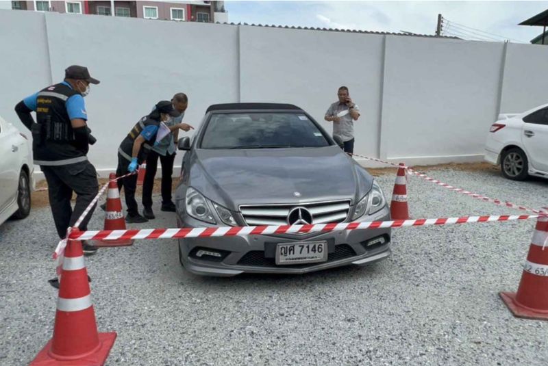 Das silberne Mercedes-Benz E350 Coupé wurde am Sonntagmorgen von der Polizei auf dem Parkplatz des CC Condominium in der Khao Noi Road im Bezirk Nong Prue gefunden. Die Innenflächen wurden mit einem chemischen Reinigungsmittel abgewischt Das silberne Mercedes-Benz E350 Coupé wurde am Sonntagmorgen von der Polizei auf dem Parkplatz des CC Condominium in der Khao Noi Road im Bezirk Nong Prue gefunden. Die Innenflächen wurden mit einem chemischen Reinigungsmittel abgewischt