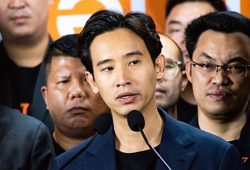 Der Anführer von Move Forward verliert die erste Wahl zum Premierminister und ebnet damit den Weg für die Peua Thai Partei, um das Ruder zu seinen eigenen Bedingungen zu übernehmen.