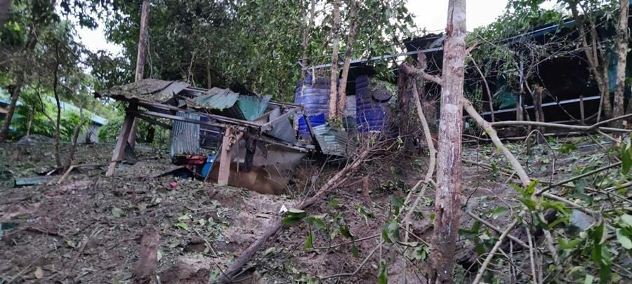 In den frühen Morgenstunden ereignete sich an der thailändisch - myanmarischen Grenze eine schreckliche Tortur, als ein Luftangriff der myanmarischen Luftwaffe auf ein Karenni Flüchtlingszentrum über 5.000 Bewohner zur Flucht zwang, um ihr Leben zu retten. Die plötzliche Wendung der Ereignisse führte zu einer Massenflucht von Flüchtlingen in ein neues Lager in Soi, Pang Moo, in der Innenstadt von Mae Hong Son. In den frühen Morgenstunden ereignete sich an der thailändisch - myanmarischen Grenze eine schreckliche Tortur, als ein Luftangriff der myanmarischen Luftwaffe auf ein Karenni Flüchtlingszentrum über 5.000 Bewohner zur Flucht zwang, um ihr Leben zu retten. Die plötzliche Wendung der Ereignisse führte zu einer Massenflucht von Flüchtlingen in ein neues Lager in Soi, Pang Moo, in der Innenstadt von Mae Hong Son.