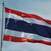 Im Gegensatz zu vielen anderen Ländern feiert Thailand seinen Nationalfeiertag normalerweise nicht. Und es ist nicht ungewöhnlich, dass man Thailänder findet, die keine Ahnung haben, wann das Fest stattfindet oder dass es überhaupt existiert. Der 5. Dezember, der Geburtstag von König Bhumibol Adulyadej, gilt seit Mai 1960 als Thailands Nationalfeiertag. Der Tag wird jedoch oft als Vatertag und Geburtstag des hochverehrten Monarchen gefeiert.