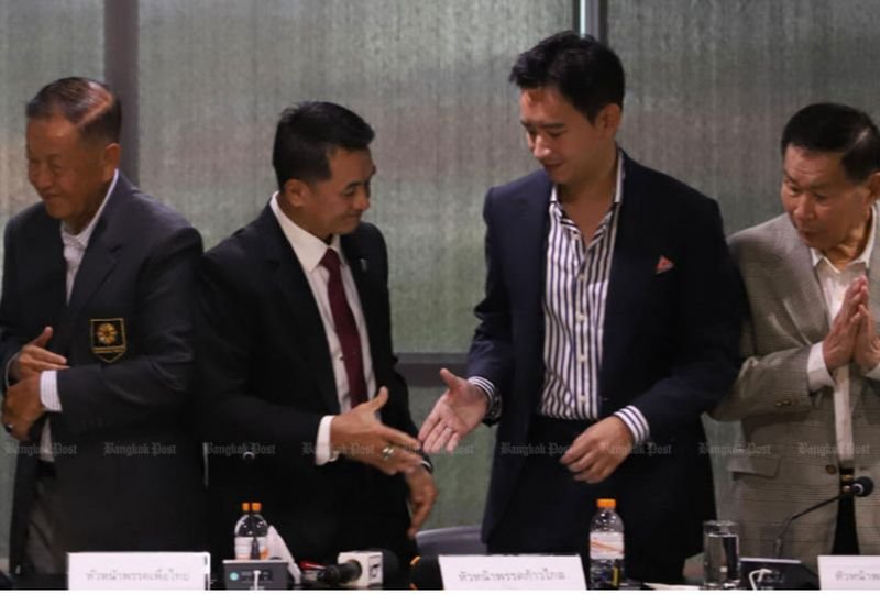 Move Forward und Pheu Thai scheinen eine einheitliche Front aufzustellen, aber in Wirklichkeit warten „Dolche darauf, gezogen zu werden“ – Die Demokraten müssen sorgfältig darüber nachdenken, welche Richtung sie einschlagen sollen, wenn sie überleben und ihr Schicksal ändern wollen
