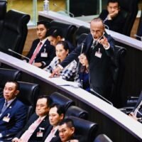 Der Bhumjaithai Abgeordnete Chada Thaised hat Thailands Spitzenkandidat für den Posten des Premierminister Pita Limjaroenrat während der gemeinsamen Parlamentssitzung zur Wahl eines neuen Premierministers am Donnerstag das Rampenlicht gestohlen.